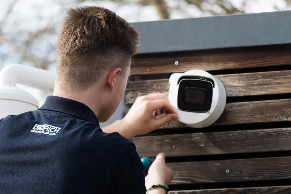 Kameraoptik: Effektive KI-Videoüberwachung von Dietrich Sicherheitstechnik zur Reduzierung nächtlicher Fehlalarme Kameraoptik zur KI-Videoüberwachung von Dietrich Sicherheitstechnik